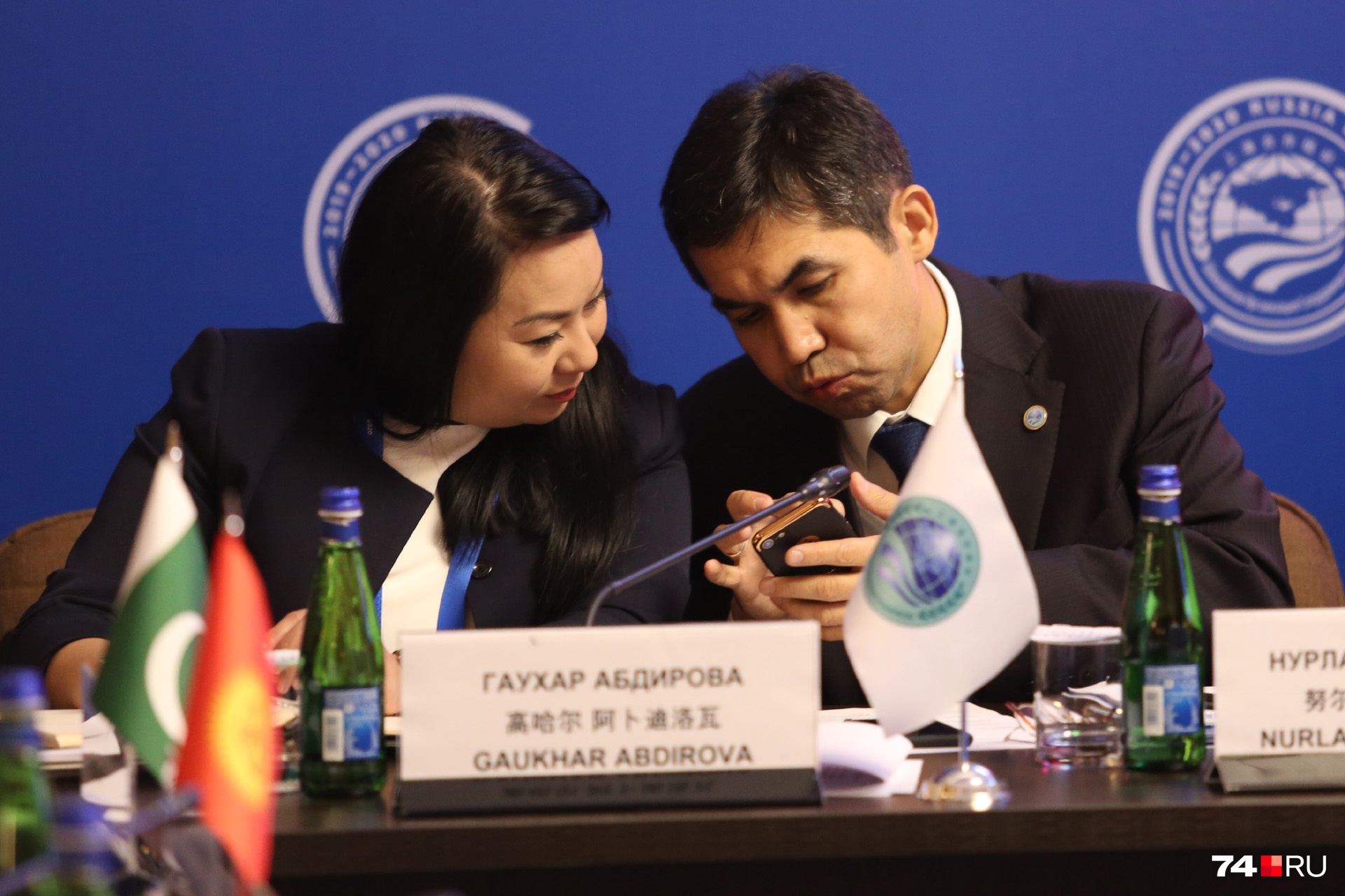 Никто не выпускал телефоны из рук Никто не выпускал телефоны из рук