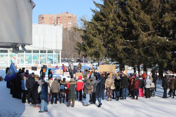 На митинг вышли родители, школьники и учителя На митинг вышли родители, школьники и учителя