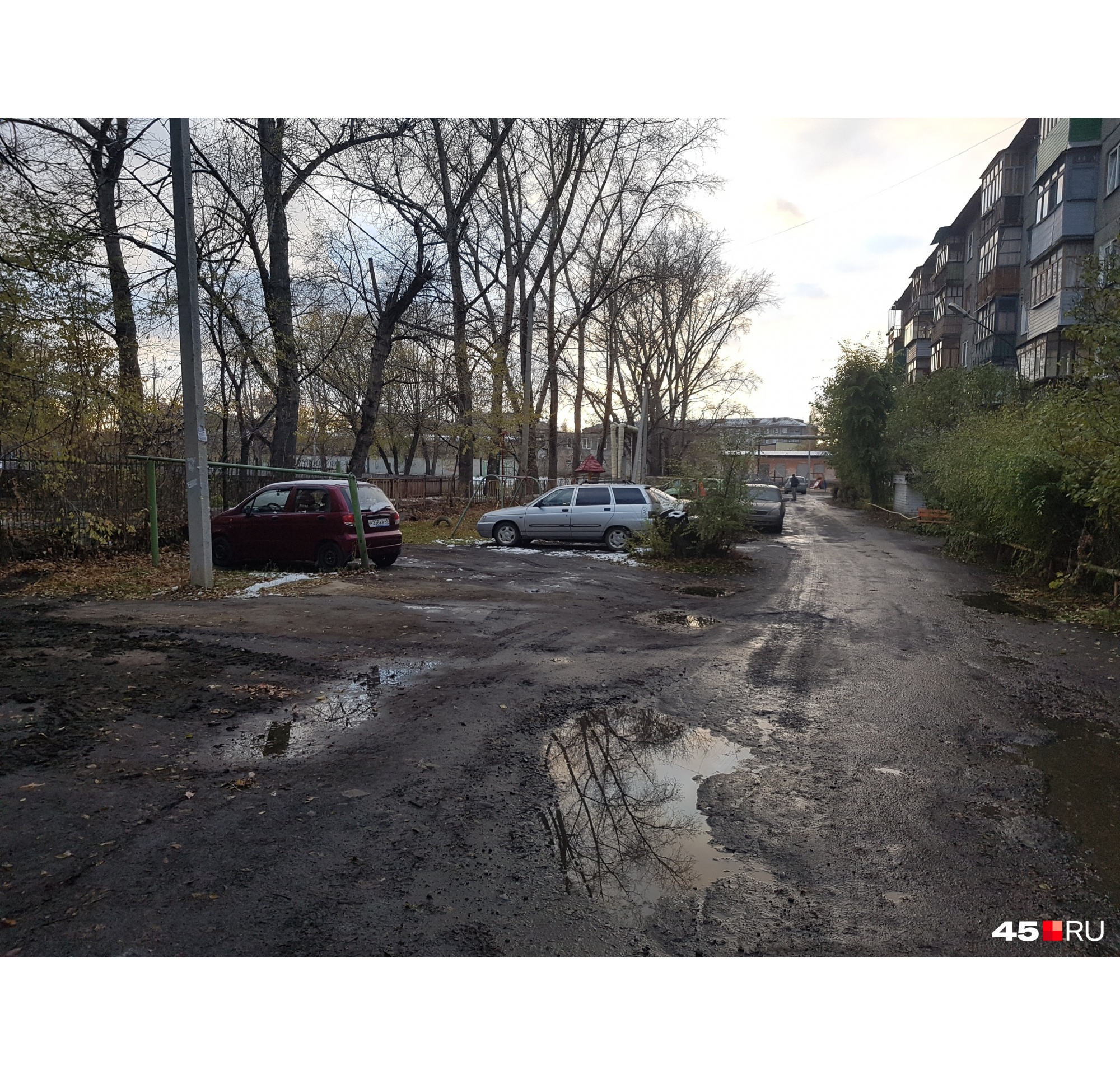 Одни из поставщиков грязи — машины, которые паркуются на газонах Одни из поставщиков грязи — машины, которые паркуются на газонах