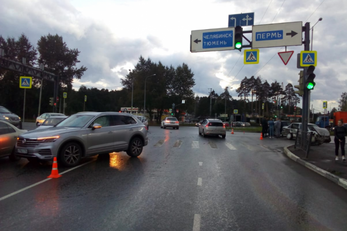 В ДТП серьезно пострадали четыре человека В ДТП серьезно пострадали четыре человека