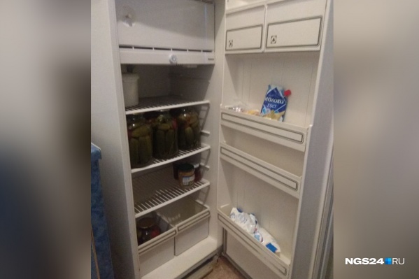 Теперь у бабушки есть холодильник и продукты Теперь у бабушки есть холодильник и продукты