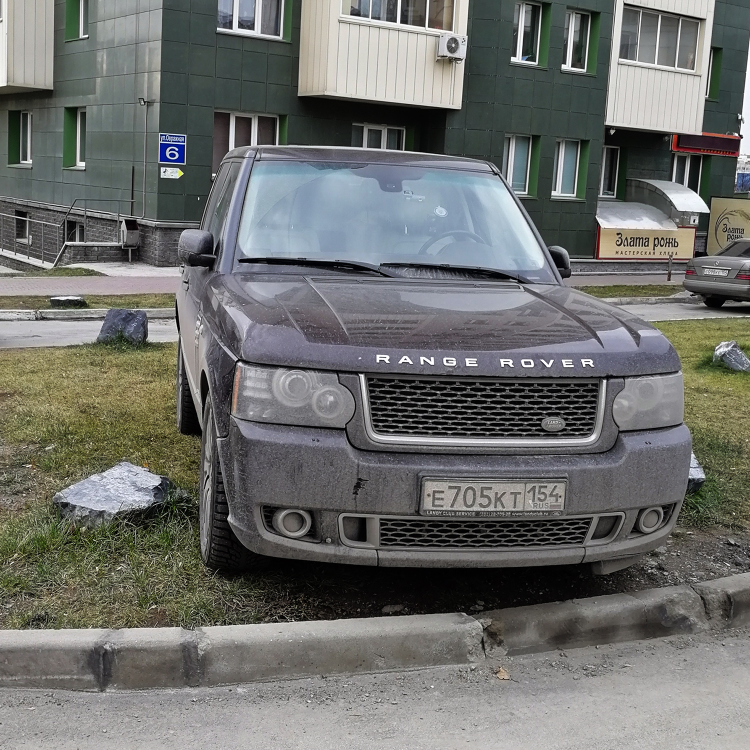 Range Rover давит траву Range Rover давит траву