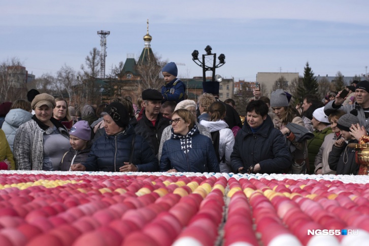 Толпа созерцает простую, но всё-таки картину из 10 тысяч яиц Толпа созерцает простую, но всё-таки картину из 10 тысяч яиц
