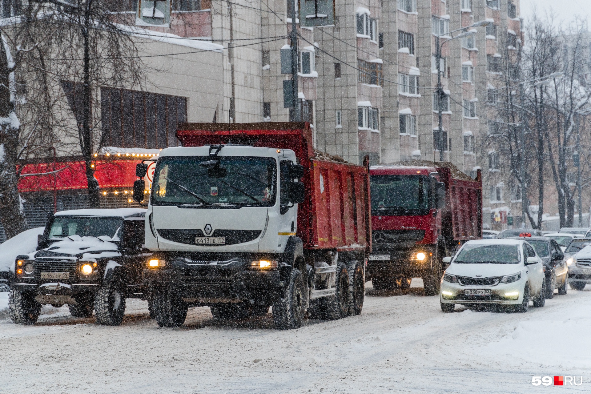 Из-за снегопада Пермь встала в 9-балльные пробки