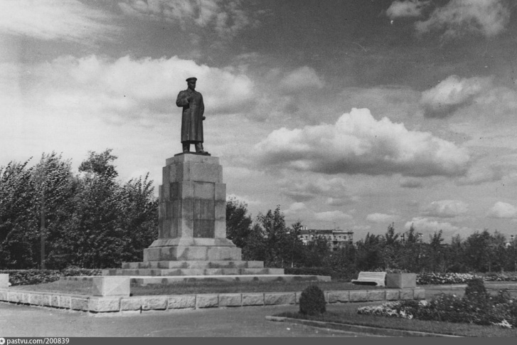 На фото 50-х годов запечатлен памятник Сталину скульптора Томского, на заднем плане еще нет здания почтамта На фото 50-х годов запечатлен памятник Сталину скульптора Томского, на заднем плане еще нет здания почтамта