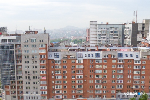 Именно в этом доме был найден убитый сегодня утром Именно в этом доме был найден убитый сегодня утром