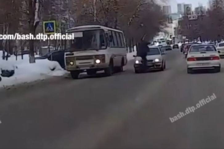 Судя по кадрам, водитель легковушки не заметил переходящего дорогу мужчину Судя по кадрам, водитель легковушки не заметил переходящего дорогу мужчину