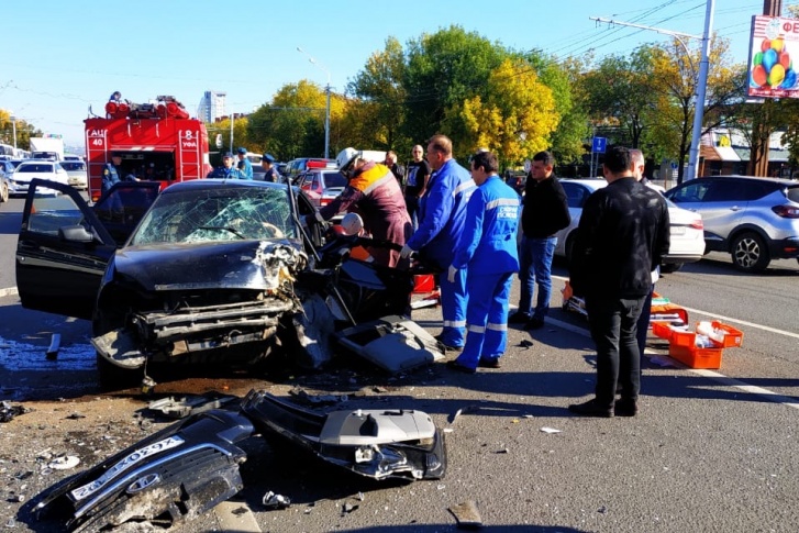 Водителям потребовалась помощь спасателей Водителям потребовалась помощь спасателей