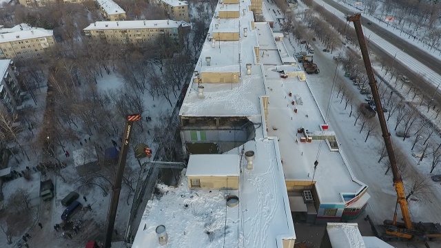Один подъезд крупного дома просто рухнул вниз Один подъезд крупного дома просто рухнул вниз