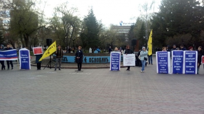 Участники акции подписали резолюцию полпреду, в мэрию, правительство и прокуратуру Участники акции подписали резолюцию полпреду, в мэрию, правительство и прокуратуру