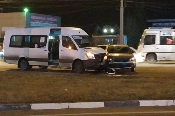 Пять человек, в том числе двое детей, пострадали в ДТП с маршруткой на Тутаевском шоссе Пять человек, в том числе двое детей, пострадали в ДТП с маршруткой на Тутаевском шоссе