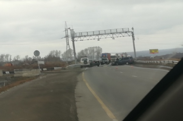 Авария перекрыла федеральную трассу Авария перекрыла федеральную трассу 