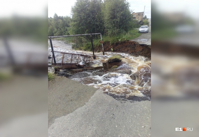 Мост рухнул в реку Мост рухнул в реку