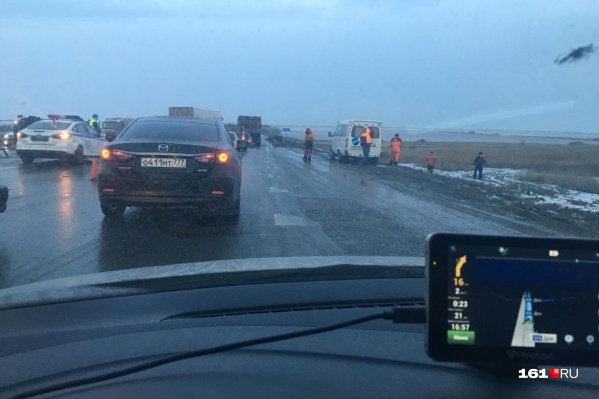 В результате аварии под Шахтами образовалась многокилометровая пробка В результате аварии под Шахтами образовалась многокилометровая пробка