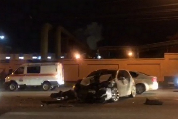 От удара автомобили разлетелись по разным сторонам От удара автомобили разлетелись по разным сторонам