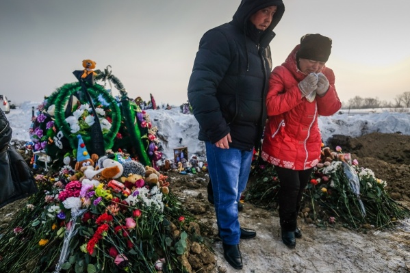 Людмила Кузьмина (на фото справа) отсудила у коммунальщиков 3 миллиона рублей и собирается поставить памятники на могилах своих сыновей Людмила Кузьмина (на фото справа) отсудила у коммунальщиков 3 миллиона рублей и собирается поставить памятники на могилах своих сыновей