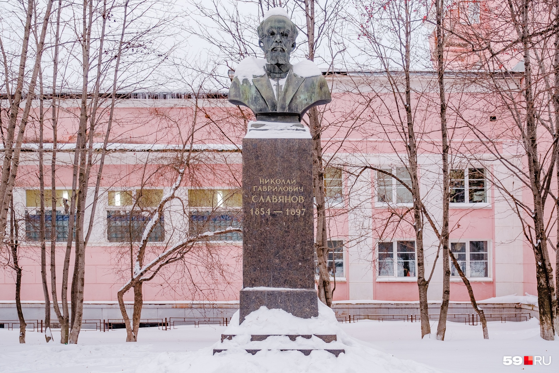 «Плачущий» памятник Славянову 
