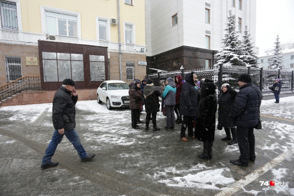 Группа дольщиков из 20 человек, несмотря на непогоду, пришла к зданию правительства Группа дольщиков из 20 человек, несмотря на непогоду, пришла к зданию правительства