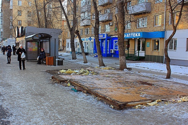 Некоторые бизнесмены сами увезли свои ларьки с остановки Некоторые бизнесмены сами увезли свои ларьки с остановки