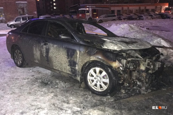 У Toyota выгорел моторный отсек У Toyota выгорел моторный отсек