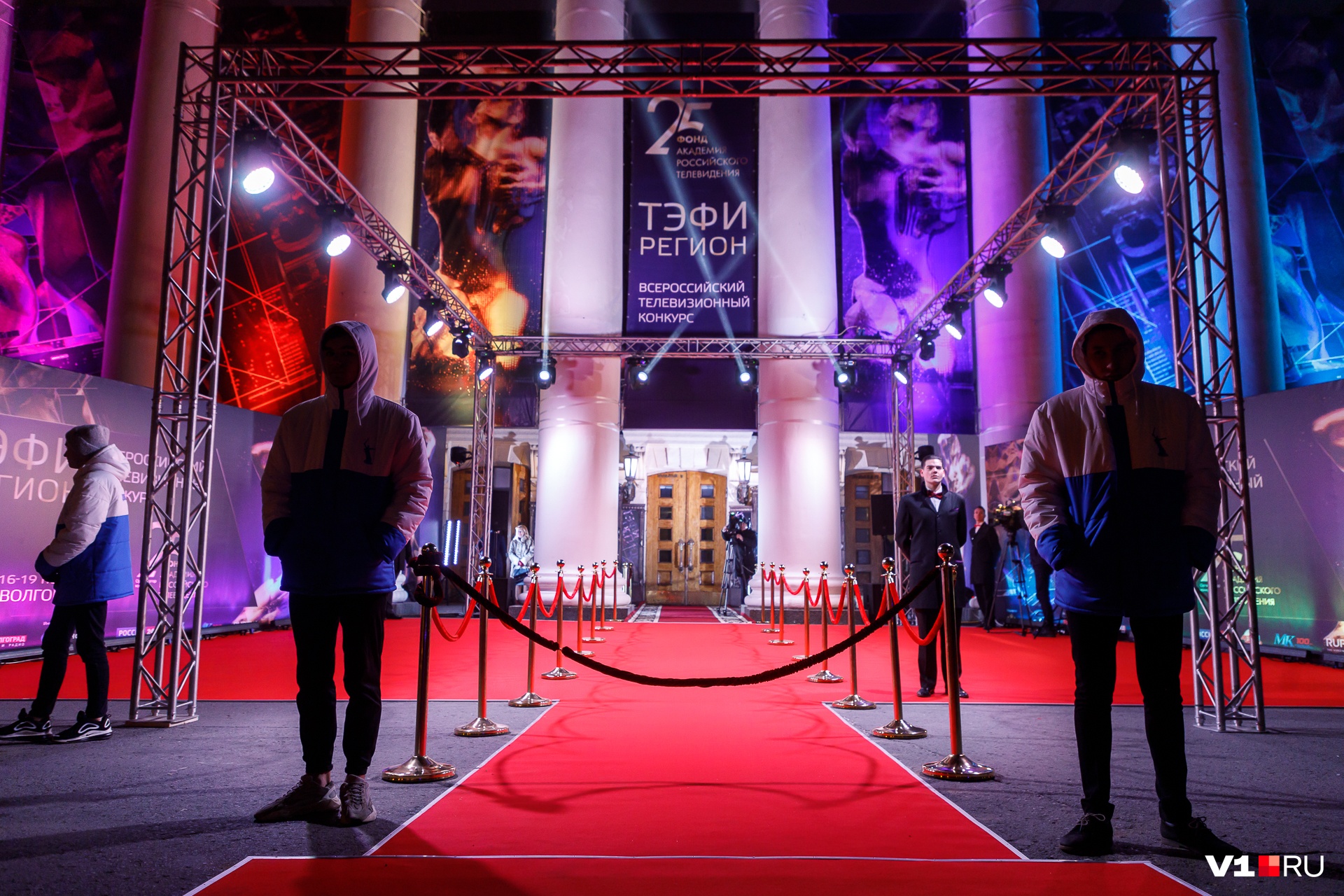 традиции и обряды в организации. свадьба за столом. песочная традиция на свадьбе. свадьба в англии церковь. какая церемония.