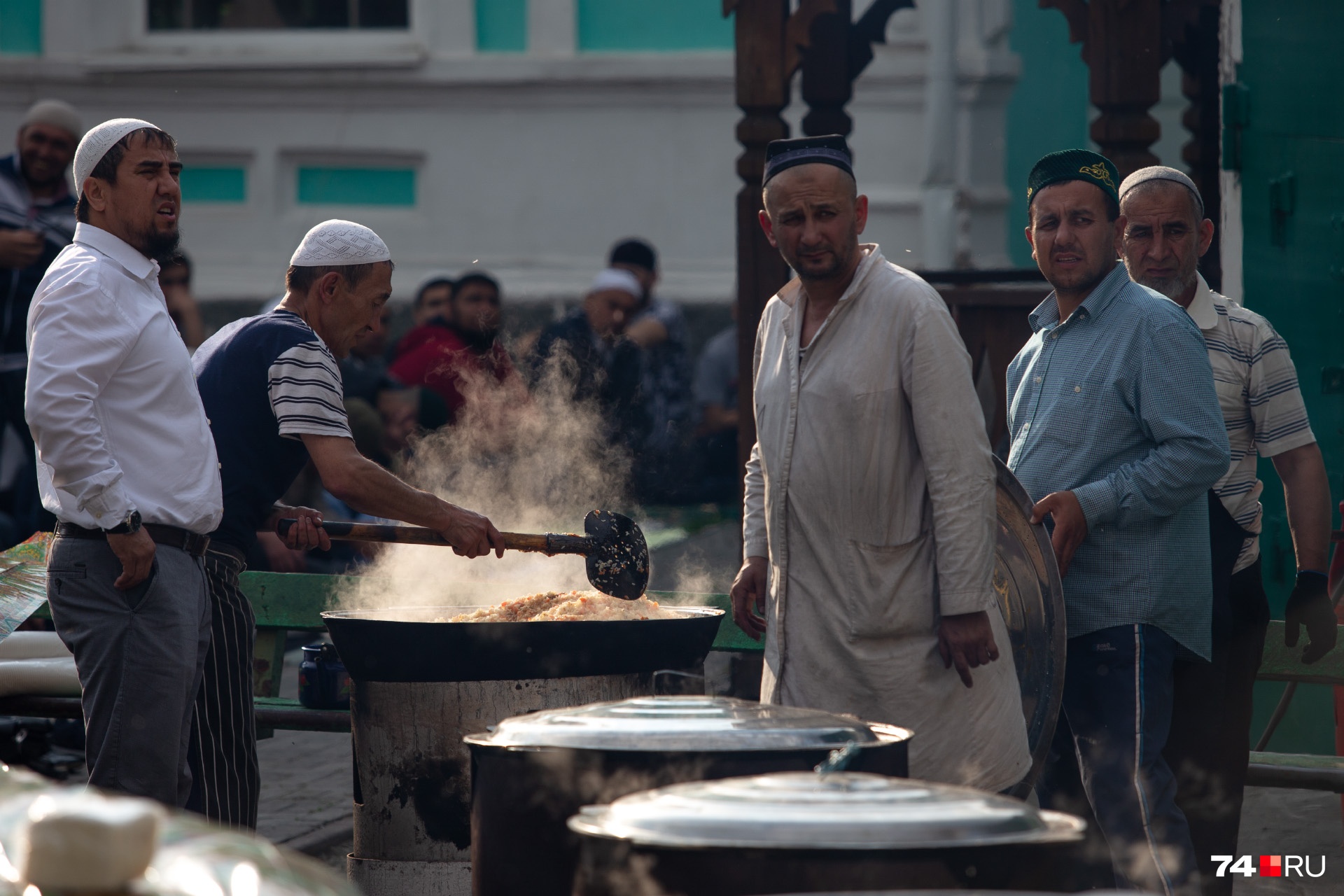 Мусульмане челябинска. Ураза байрам Махачкала. Что готовят арабы на праздник Ураза. Когда носить угощения в мечеть.