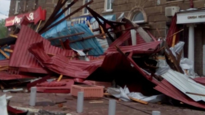 Нарушено электроснабжение, повреждены дома, завалены дороги: МЧС оценило последствия урагана в области