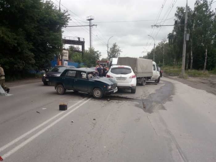 Авария случилась недалеко от остановки «2-я Станционная» Авария случилась недалеко от остановки «2-я Станционная»