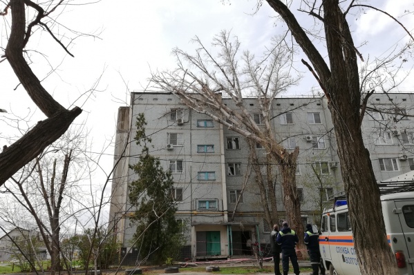 Деблокировать выход из подъезда пришлось спасателям Деблокировать выход из подъезда пришлось спасателям