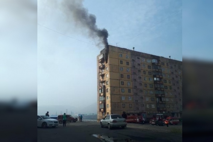 Трое детей оказались заперты в горящей квартире Трое детей оказались заперты в горящей квартире