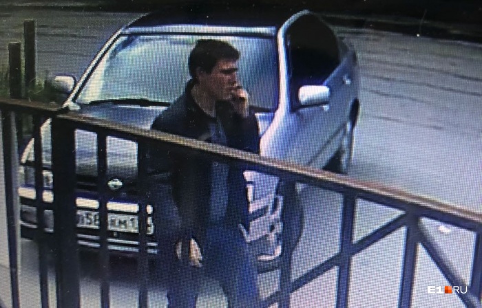 За несколько минут до нападения мужчина попал в объективы камер видеонаблюдения За несколько минут до нападения мужчина попал в объективы камер видеонаблюдения