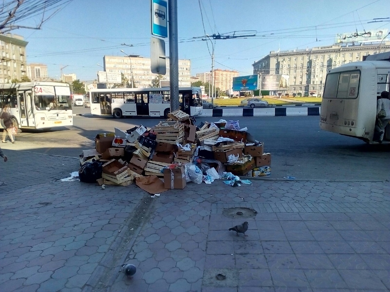 При этом поблизости не было ни уборщиков, ни мусоровоза При этом поблизости не было ни уборщиков, ни мусоровоза