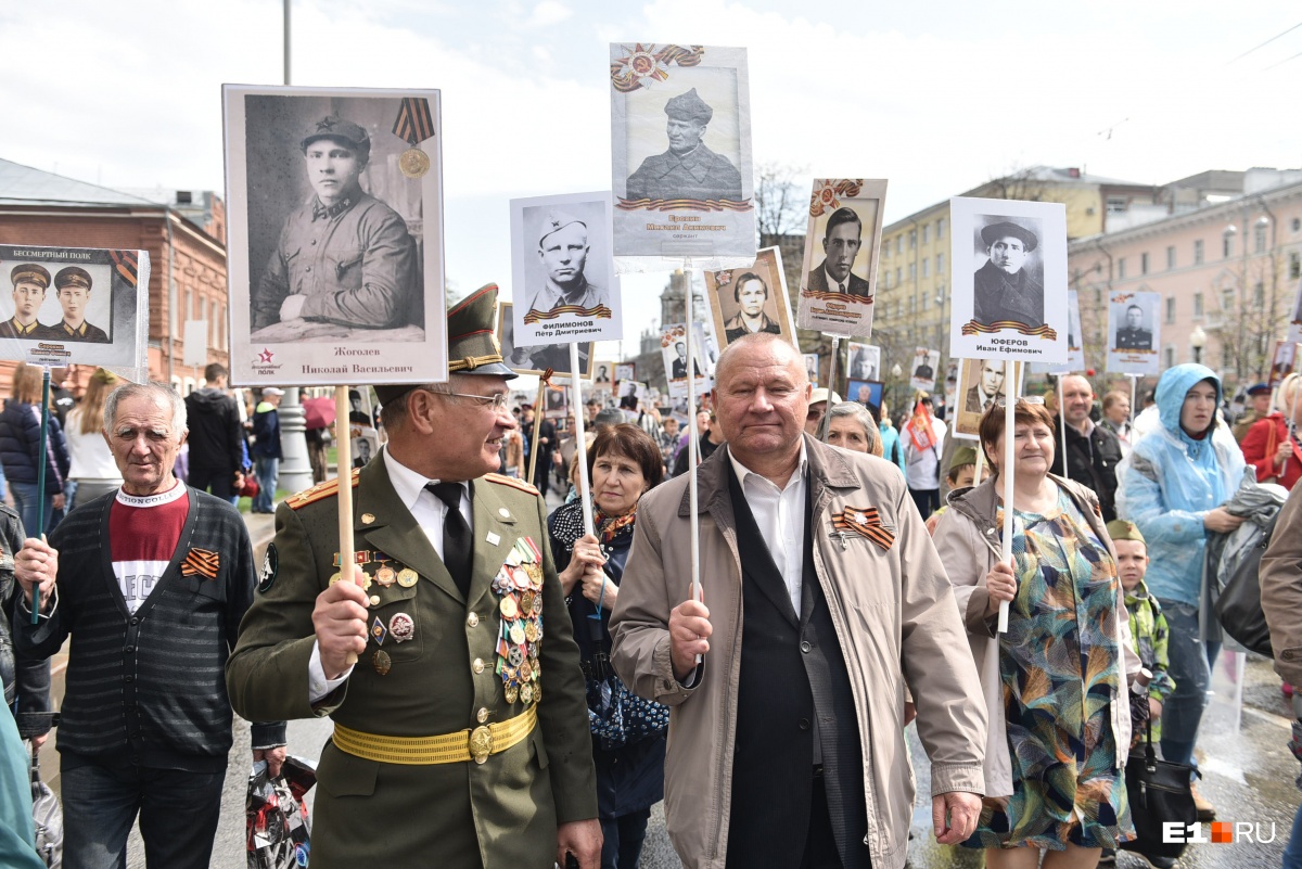 «Мы нашли чью-то старую медаль»: смотрим, как прошёл многотысячный «Бессмертный полк», и ищем себя