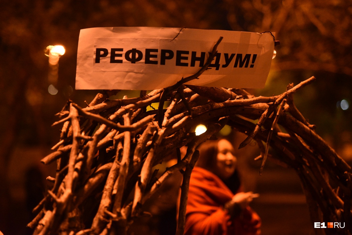 На пятый день акции в защиту сквера у Драмы екатеринбуржцы устраивали концерты и водили хороводы