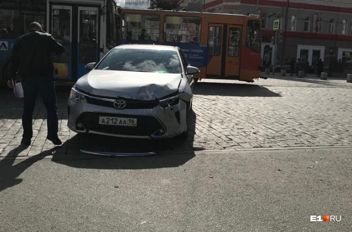 Toyota Camry одного из чиновников попала в ДТП на Ленина Toyota Camry одного из чиновников попала в ДТП на Ленина