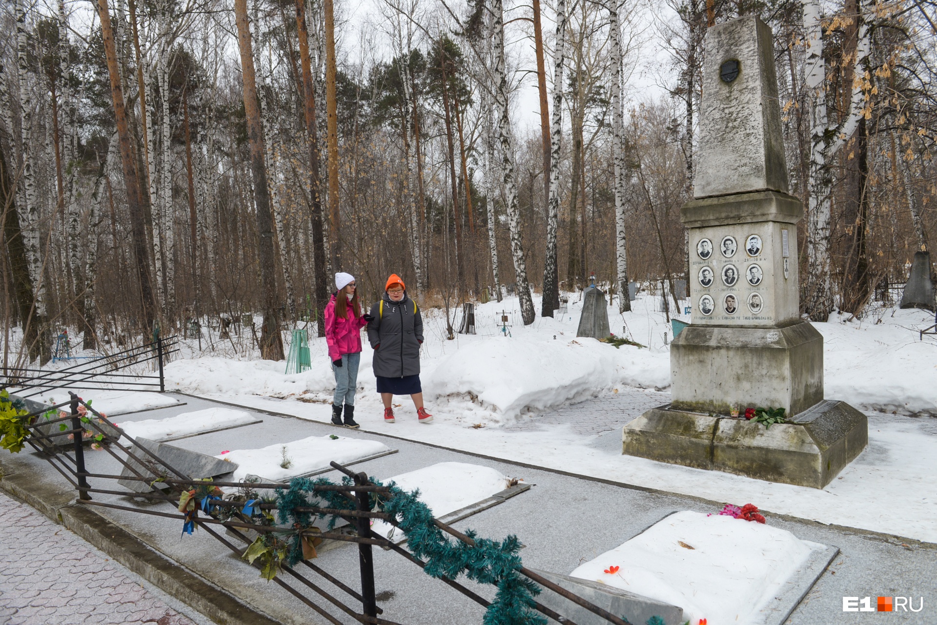 Мемориал дятловцам, пожалуй, самый известный на кладбище