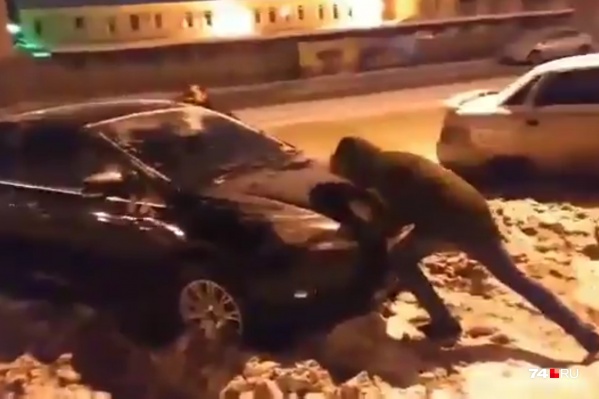 Машина увязла в рыхлом снегу, который, судя по всему, не убирали с начала зимы Машина увязла в рыхлом снегу, который, судя по всему, не убирали с начала зимы