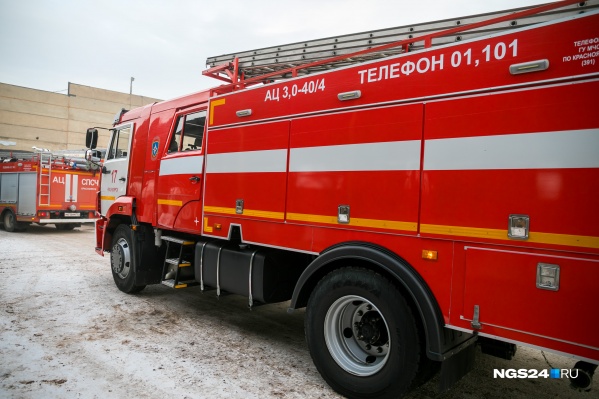 На тушение пожара выезжали 8 автомобилей На тушение пожара выезжали 8 автомобилей