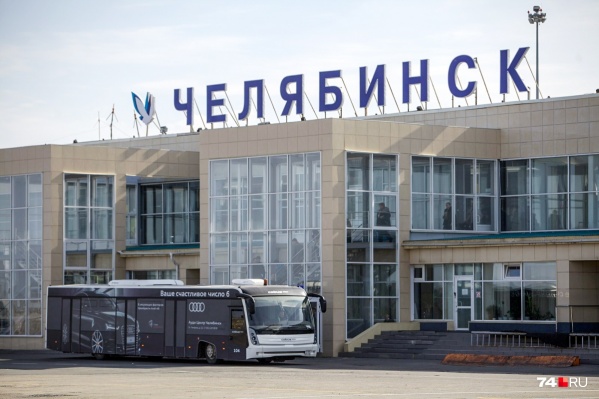 Екатеринбуржец устроил дебош на борту самолета, который летел в Челябинск Екатеринбуржец устроил дебош на борту самолета, который летел в Челябинск 