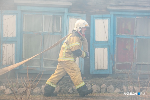 К моменту приезда пожарных оба дома уже полыхали в огне К моменту приезда пожарных оба дома уже полыхали в огне