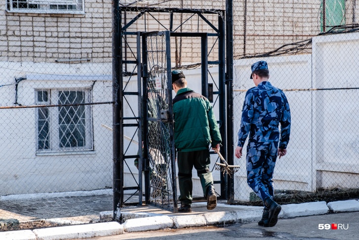 Артема осудили на шесть лет. Его адвокат говорит, что всё дело строилось на показаниях двоих его приятелей, из-за чего-то обидевшихся на него Артема осудили на шесть лет. Его адвокат говорит, что всё дело строилось на показаниях двоих его приятелей, из-за чего-то обидевшихся на него
