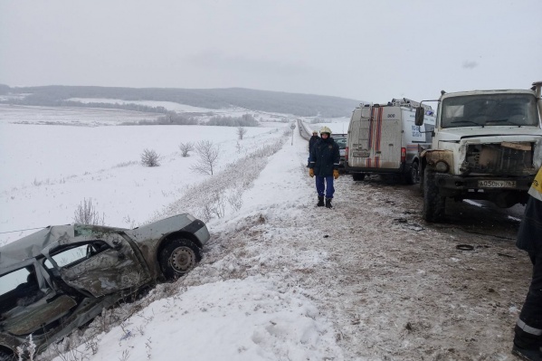 Легковушку отбросило в кювет после аварии Легковушку отбросило в кювет после аварии