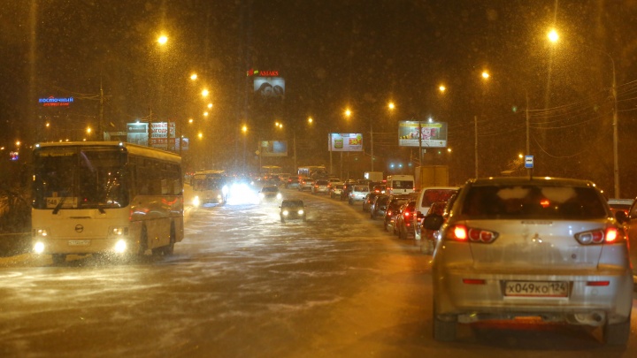 Мокрые дороги стали причиной 9-балльных пробок в Красноярске