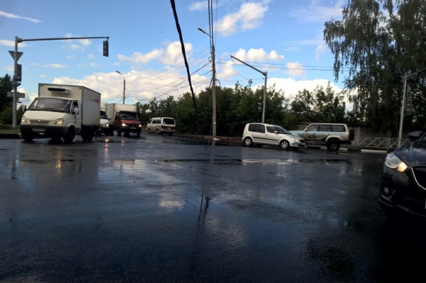 Пробка на дороге образовалась во всех направлениях от перекрёстка Пробка на дороге образовалась во всех направлениях от перекрёстка