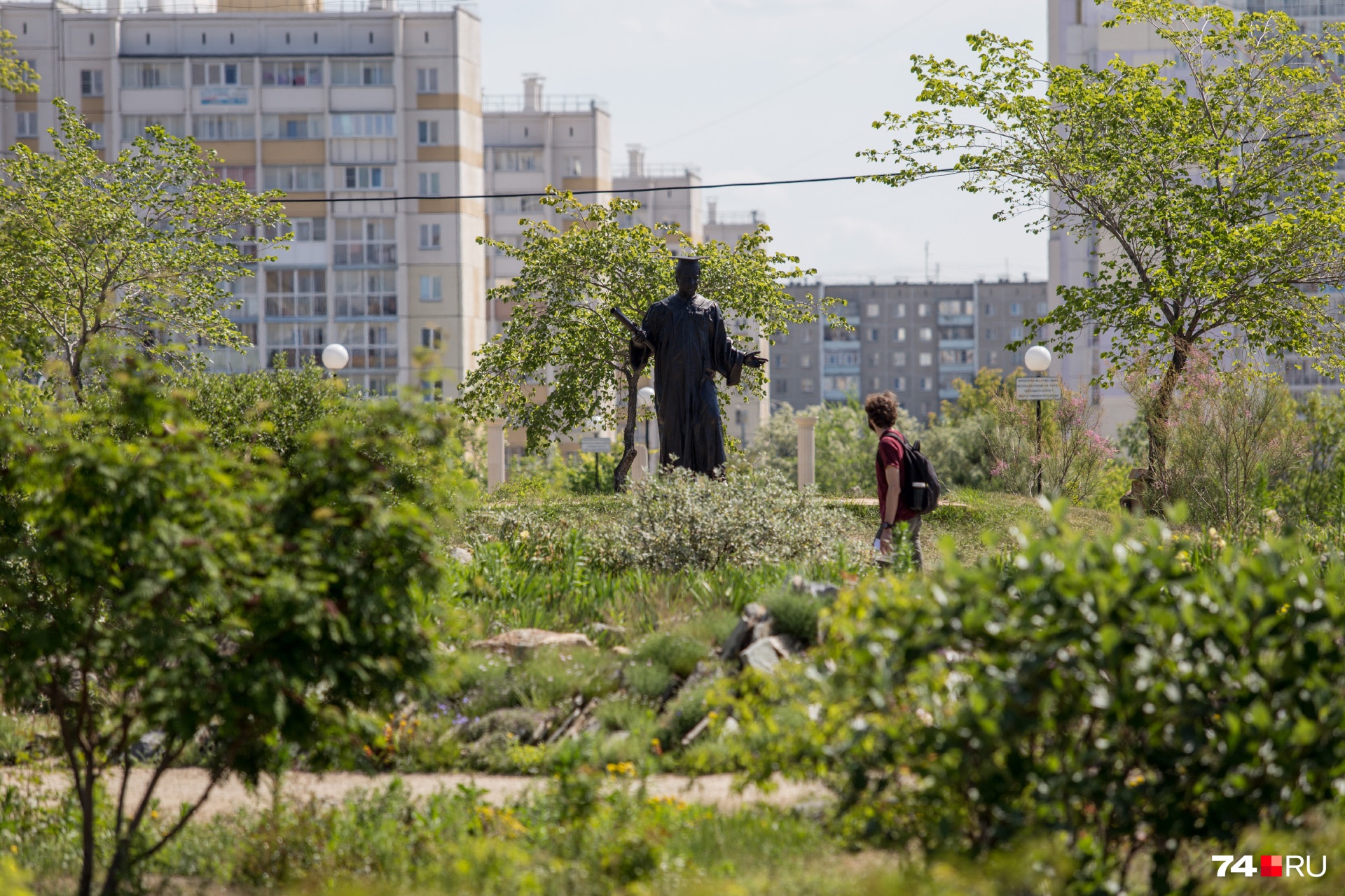 Территорию сада украшает памятник профессору Территорию сада украшает памятник профессору