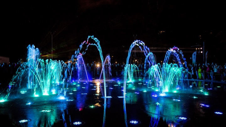 Горит по расписанию: график работы «умного» фонтана в Центральном парке