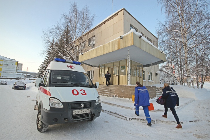 Двое фельдшеров приехали на вызов женщины, поскольку думали, что ее сожитель нуждается в помощи Двое фельдшеров приехали на вызов женщины, поскольку думали, что ее сожитель нуждается в помощи