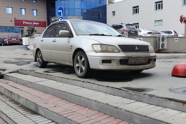 — Припарковался в аккурат между шариком и концом лестницы возле «Авроры», с другой стороны стоят машины. Надеюсь, пешеходы подпортили ему карму, — пишет автор снимка — Припарковался в аккурат между шариком и концом лестницы возле «Авроры», с другой стороны стоят машины. Надеюсь, пешеходы подпортили ему карму, — пишет автор снимка