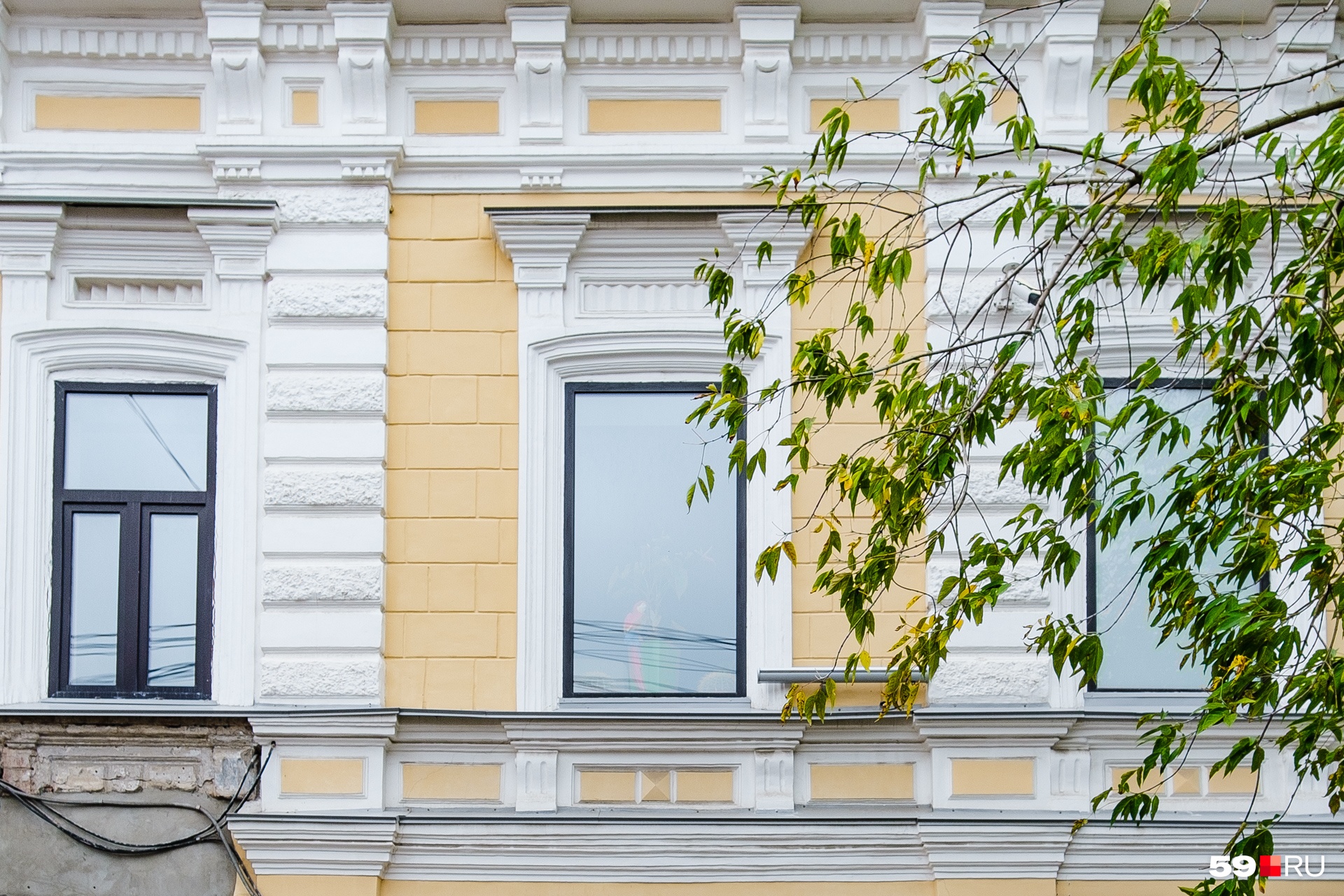 Узнать пермь. Фасады Перми. Симметричные фасады в Перми. Фасад в Перми центр города. Фасад дома Пермь.