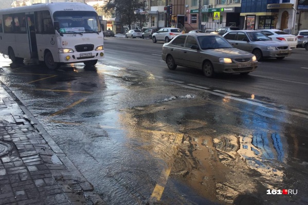 Несколько метров перед остановкой оказались под водой Несколько метров перед остановкой оказались под водой